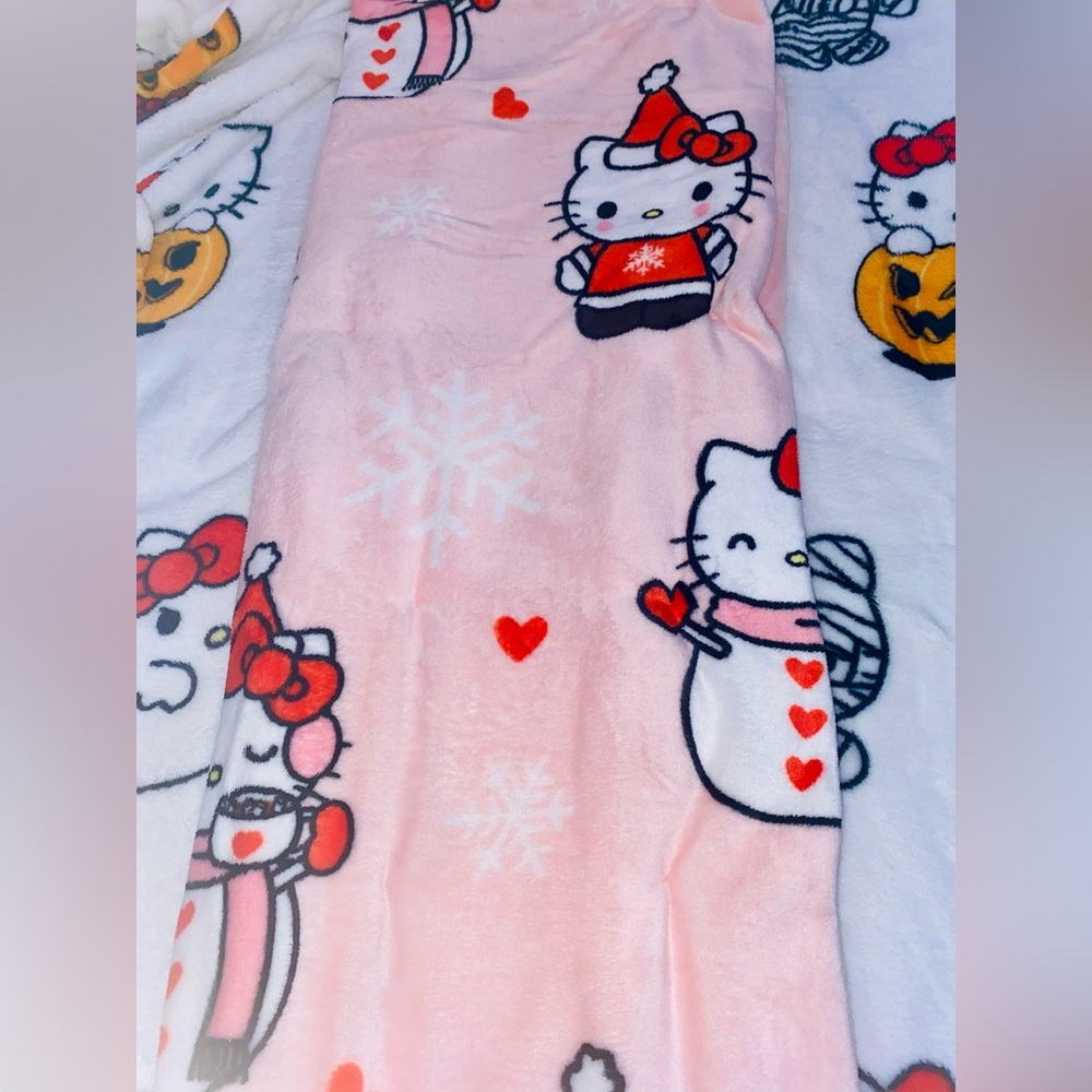 HTF RARE HELLO KITTY CHRISTMAS THROW - Picture 6 of 7